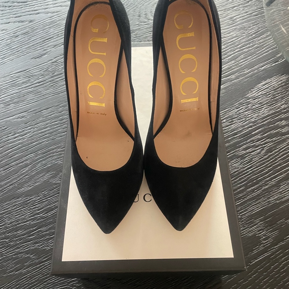 Gucci Sylvie Black Suede Heels with Red and Green Removable bow. - Picture 6 of 16